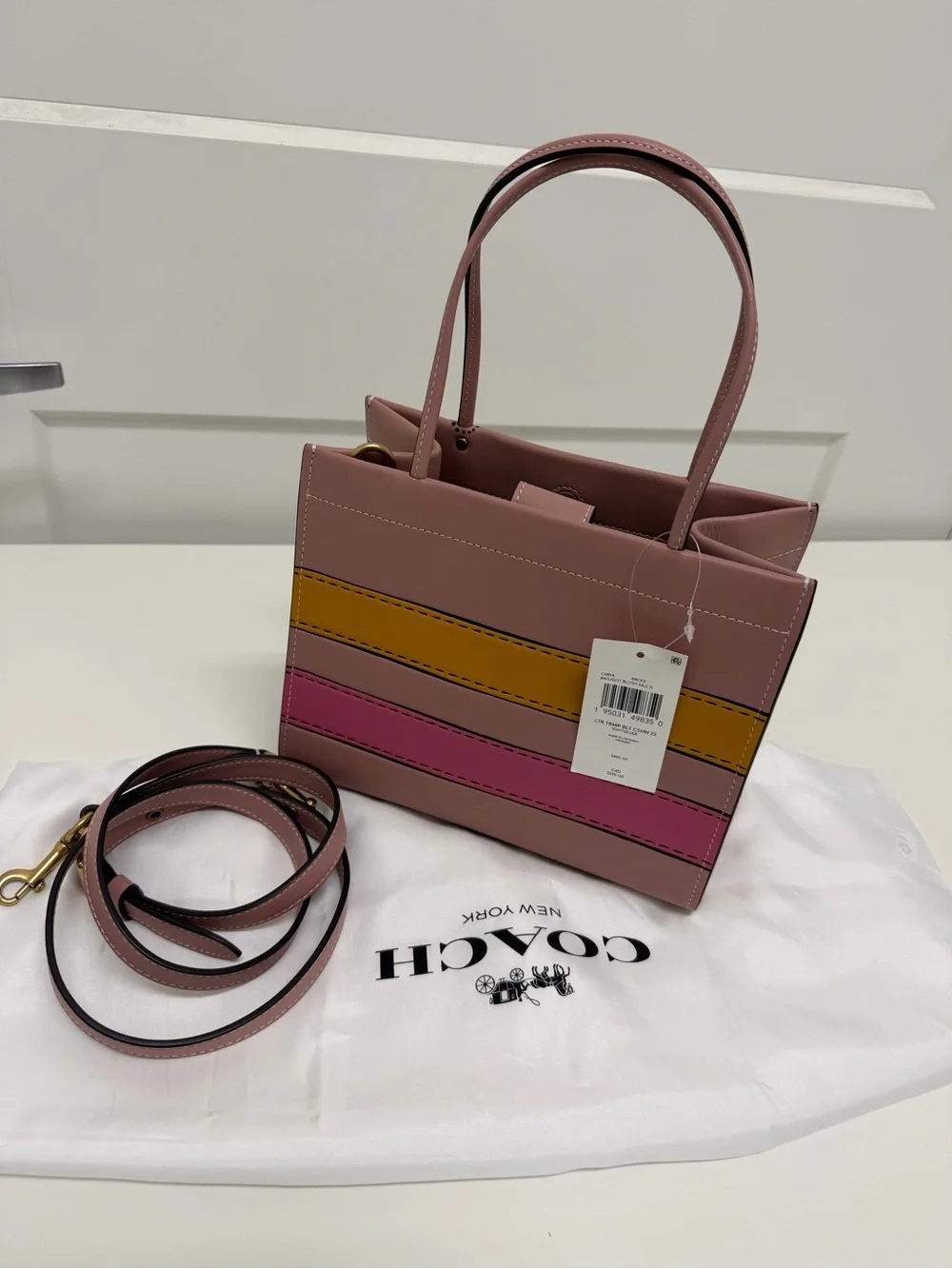 Coach Cashin Carry 22 With Trompe L'Oeil Print‎